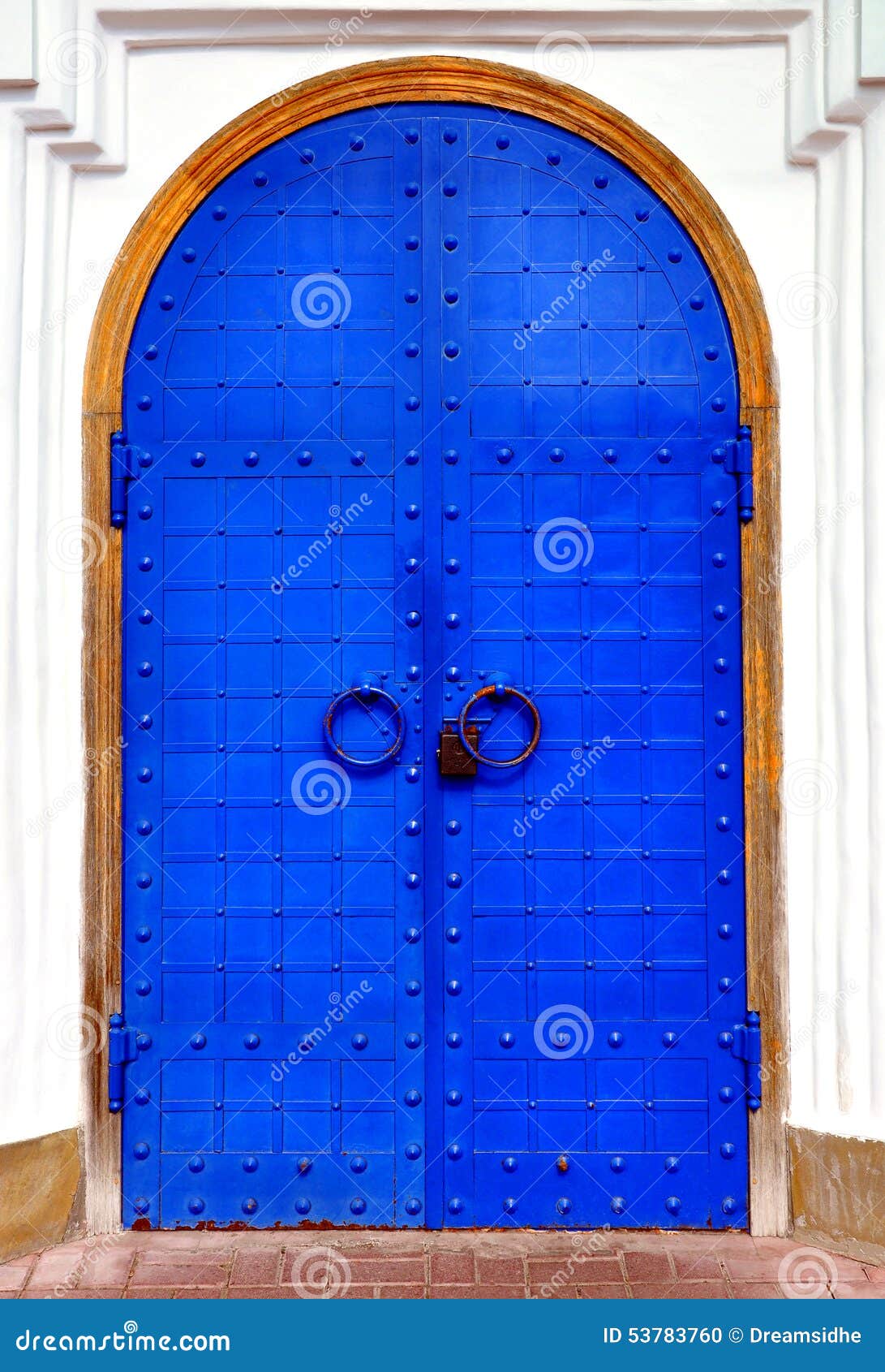 Vecchio portello. Vecchia porta dipinta con pittura blu