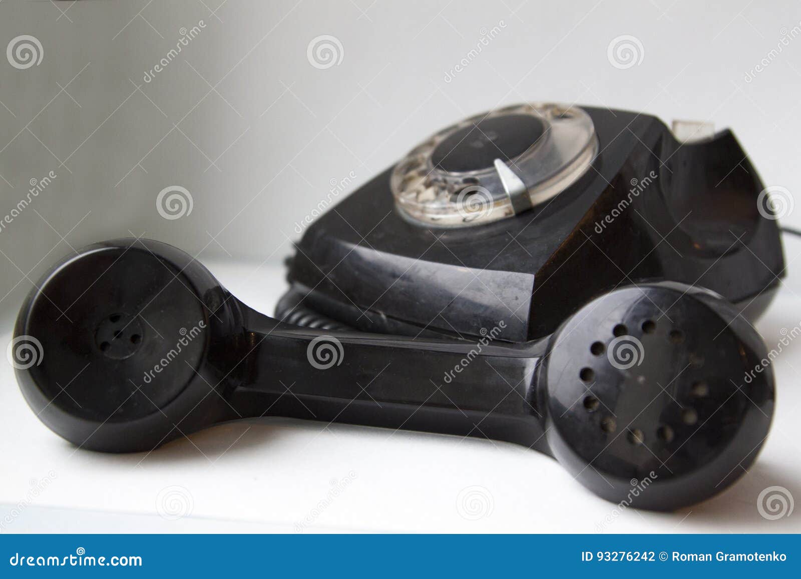 Vecchio telefono del disco fotografia stock. Immagine di adattato