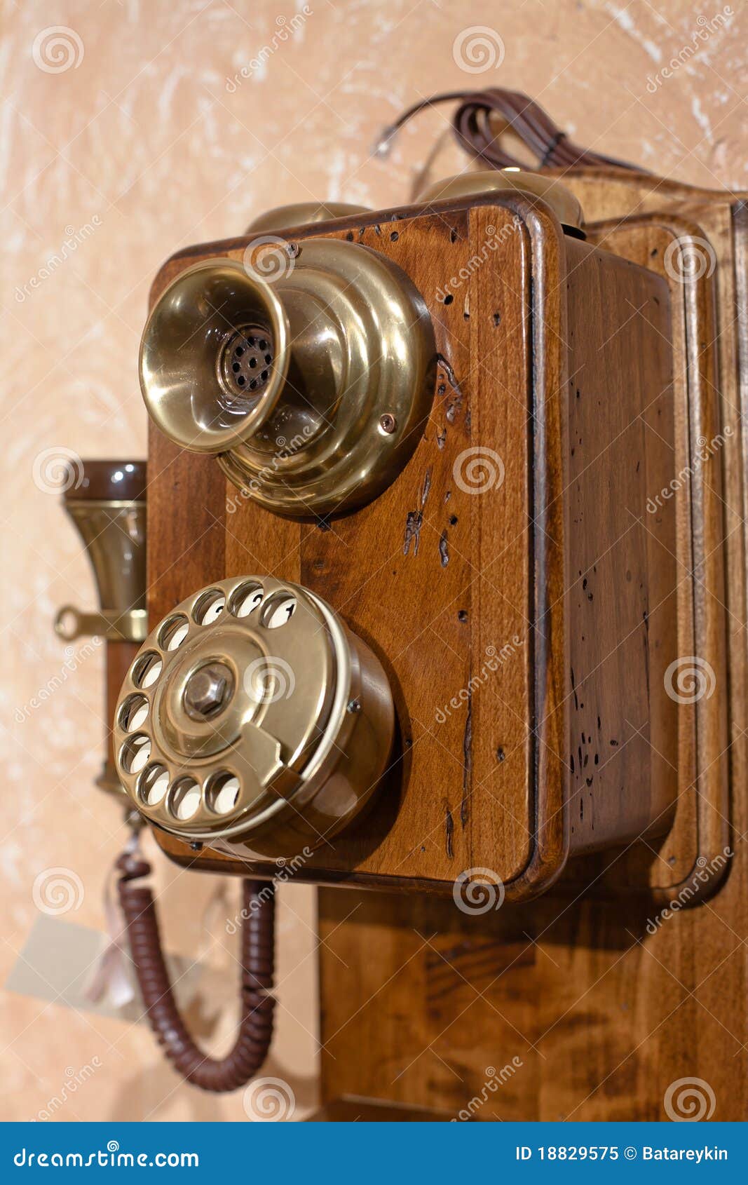 Vecchio telefono di legno immagine stock. Immagine di comunicazioni