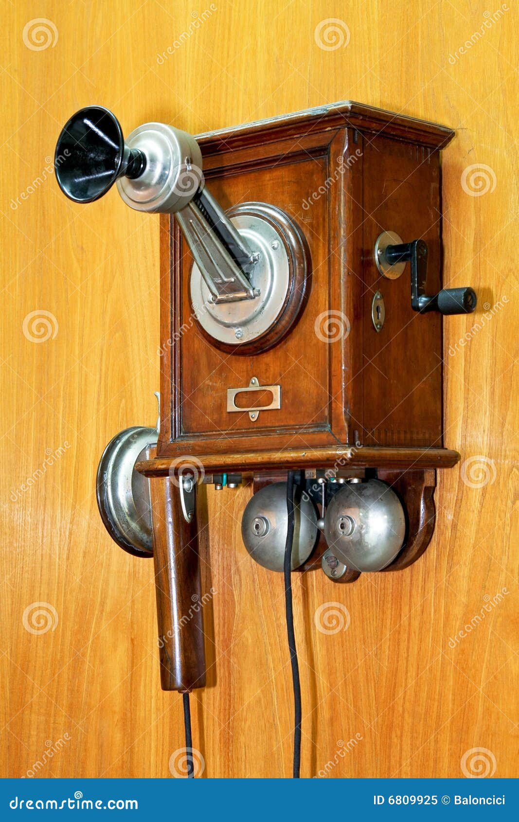 Vecchio telefono di legno immagine stock. Immagine di flangia 6809925