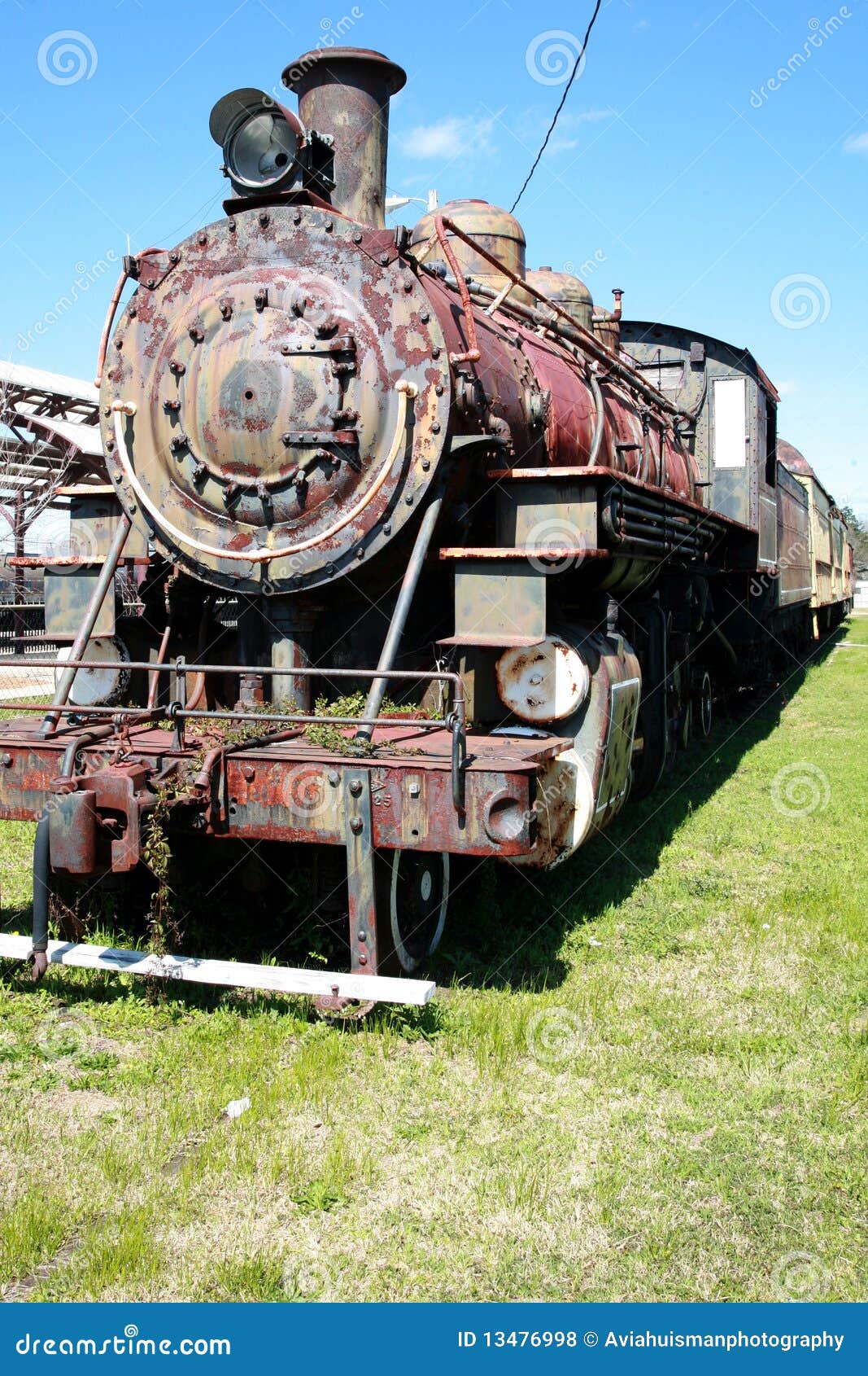 Vecchio treno del motore a vapore. Motore a vapore dimenticato coperto in ruggine ed in viti.