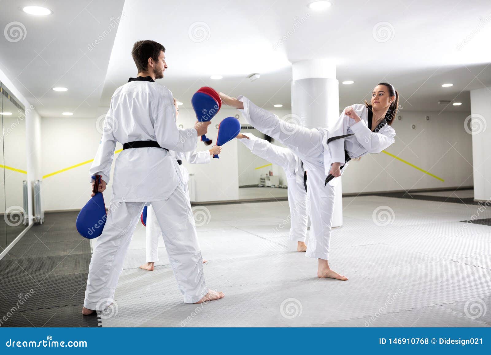 Vechtsportenconcurrenten En Hun Hoge Schoppen in Taekwondo Uitoefenen Stock Foto - Image of strijd, kampioen: 146910768