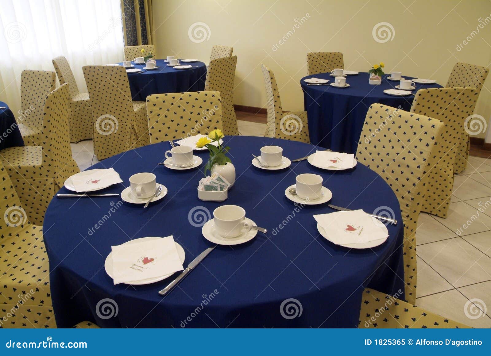 Tabla Azul, Sillas Amarillas Imagen. Imagen 1825365