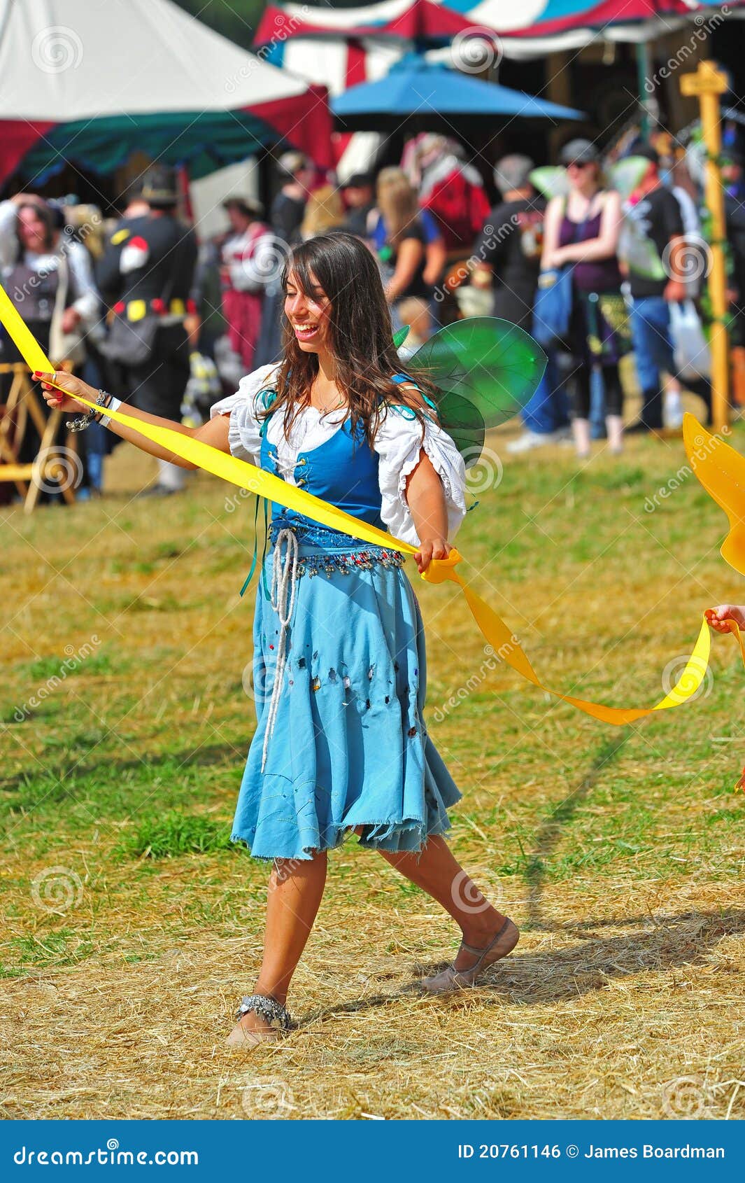 Vedova di dolore vicino alla bara. La rinascita Fayre dello Stato del Washington del sabato 13 agosto 2011 Ha tenuto questo anno nel lago Washington Bonney. Una bella giovane donna in costume tiene il nastro giallo lungo mentre balla intorno al maggio Palo.