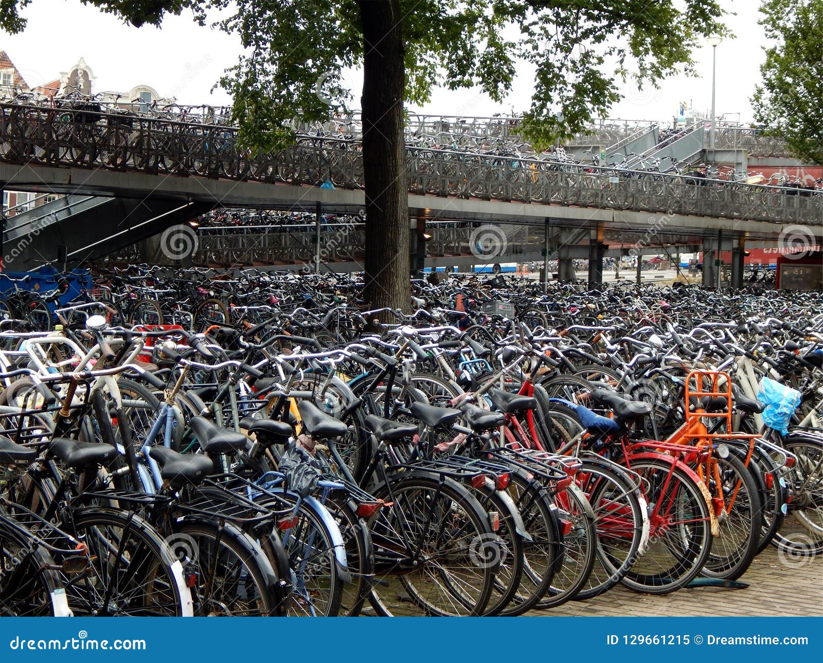 Boekhouding Vervolg beet Veel Fietsen Bij De Hoofdpost Van Amsterdam Stock Afbeelding - Image of  onverteerbaar, parkeren: 129661215