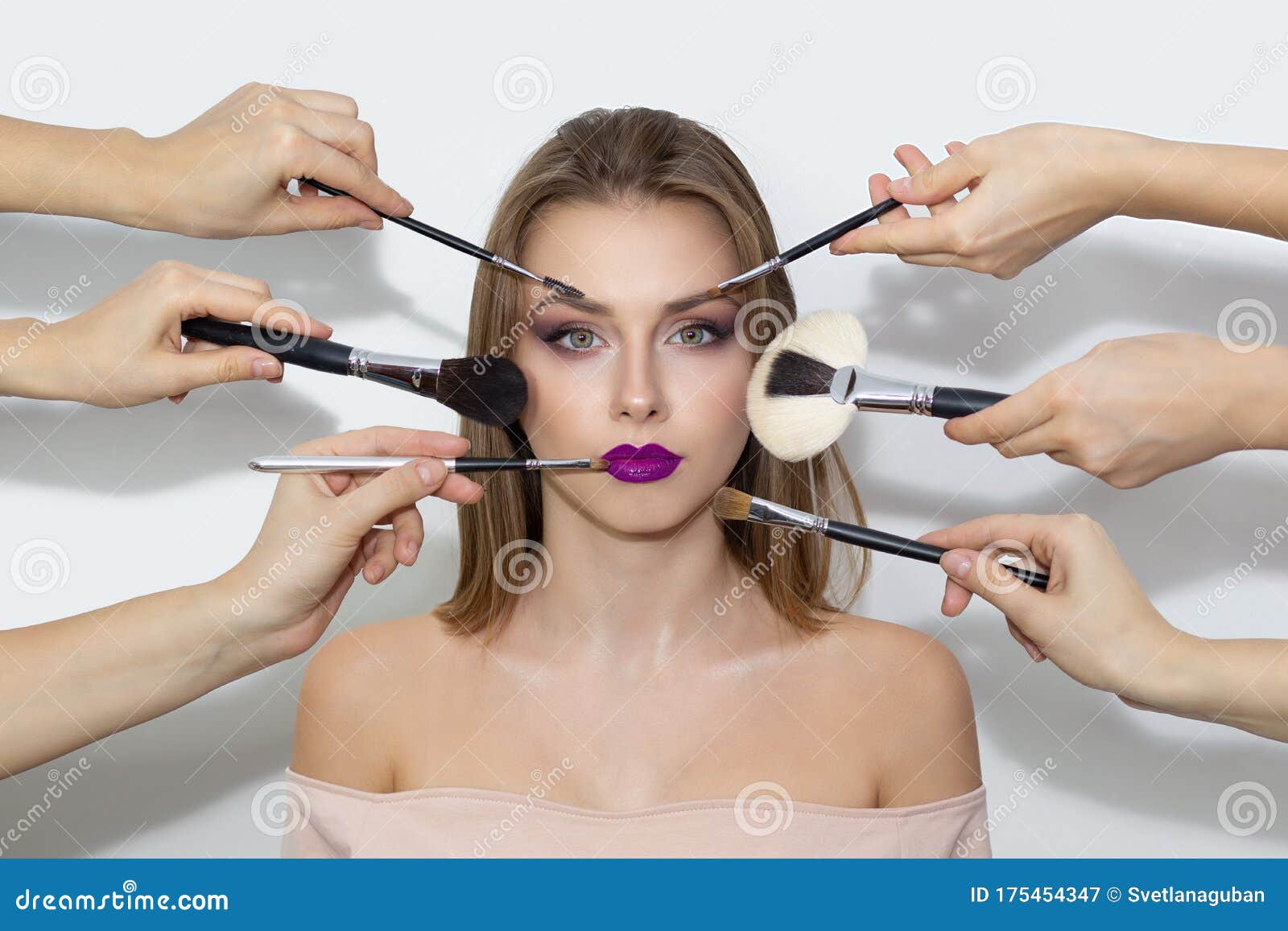 Veel Handen Passen Make-up Toe Op Het Van De Vrouw Stock Afbeelding - Image of meisje, handen: 175454347