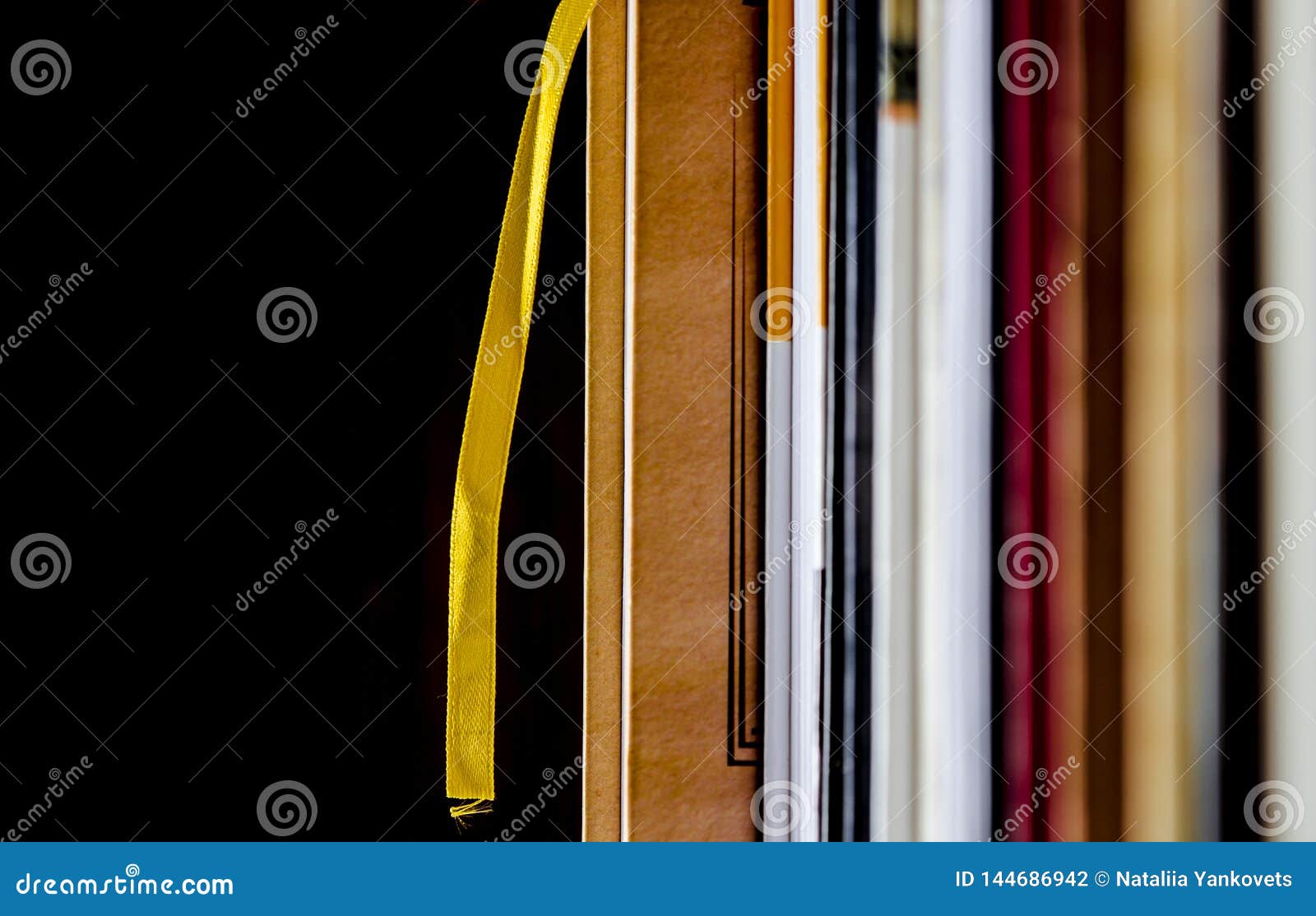 Veel kleurrijke dikke open boekentribune op een donkere achtergrond Klaar te lezen