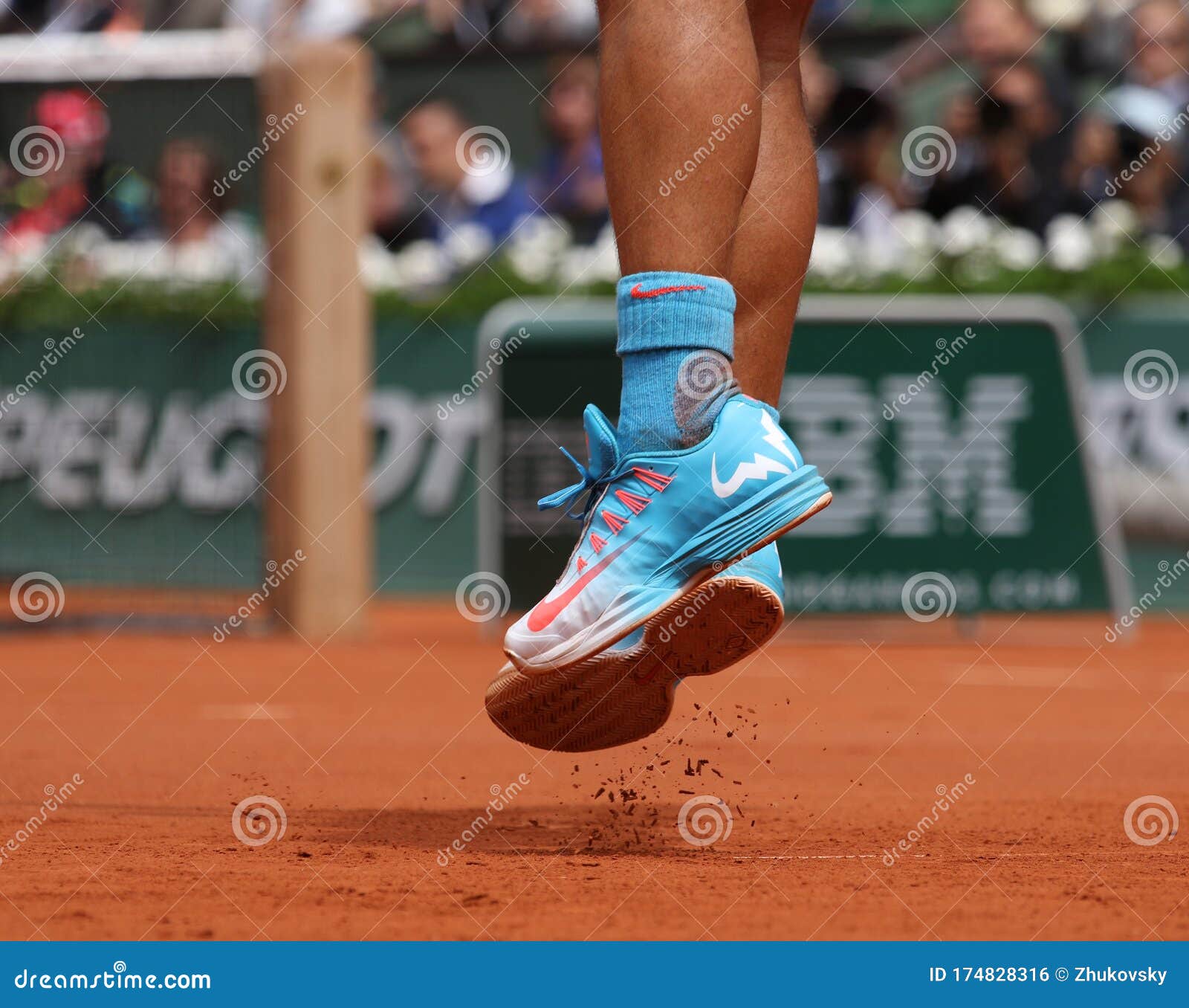 Activeren Weven Van Veertien Keer Zo Groot Als De Slam Kampioen Rafael Nadal Van Spanje Draagt  Tijdens Zijn Tweede Ronde Nike Tennisschoenen Aan . Redactionele Foto -  Image of frans, kampioen: 174828316