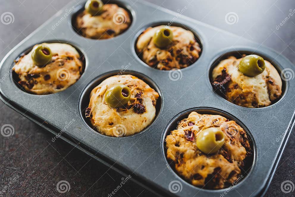 Vegane Focaccia Herzhafte Muffins Mit Getrockneten Tomaten Und Oliven ...