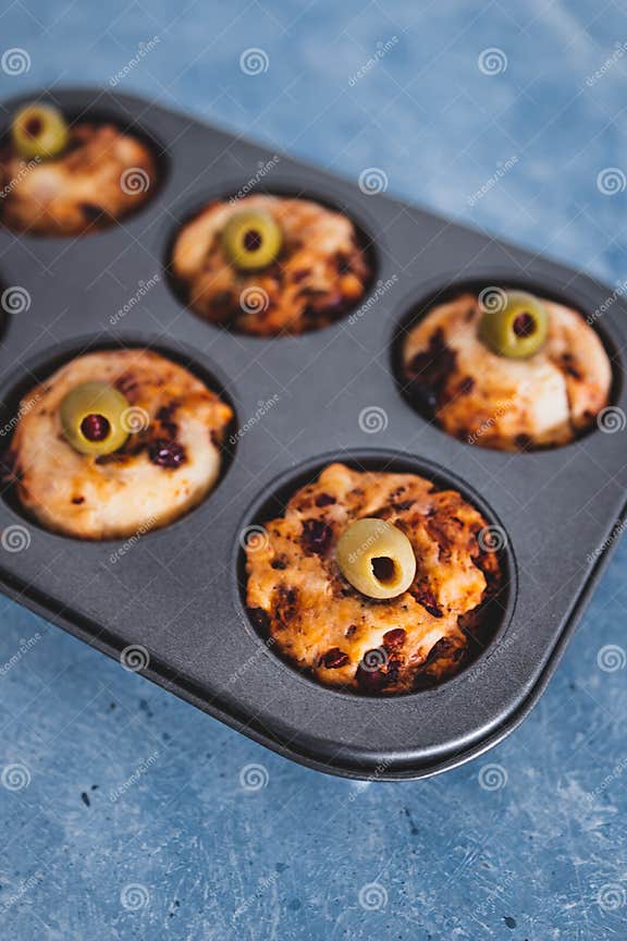 Vegane Focaccia Herzhafte Muffins Mit Getrockneten Tomaten Und Oliven ...