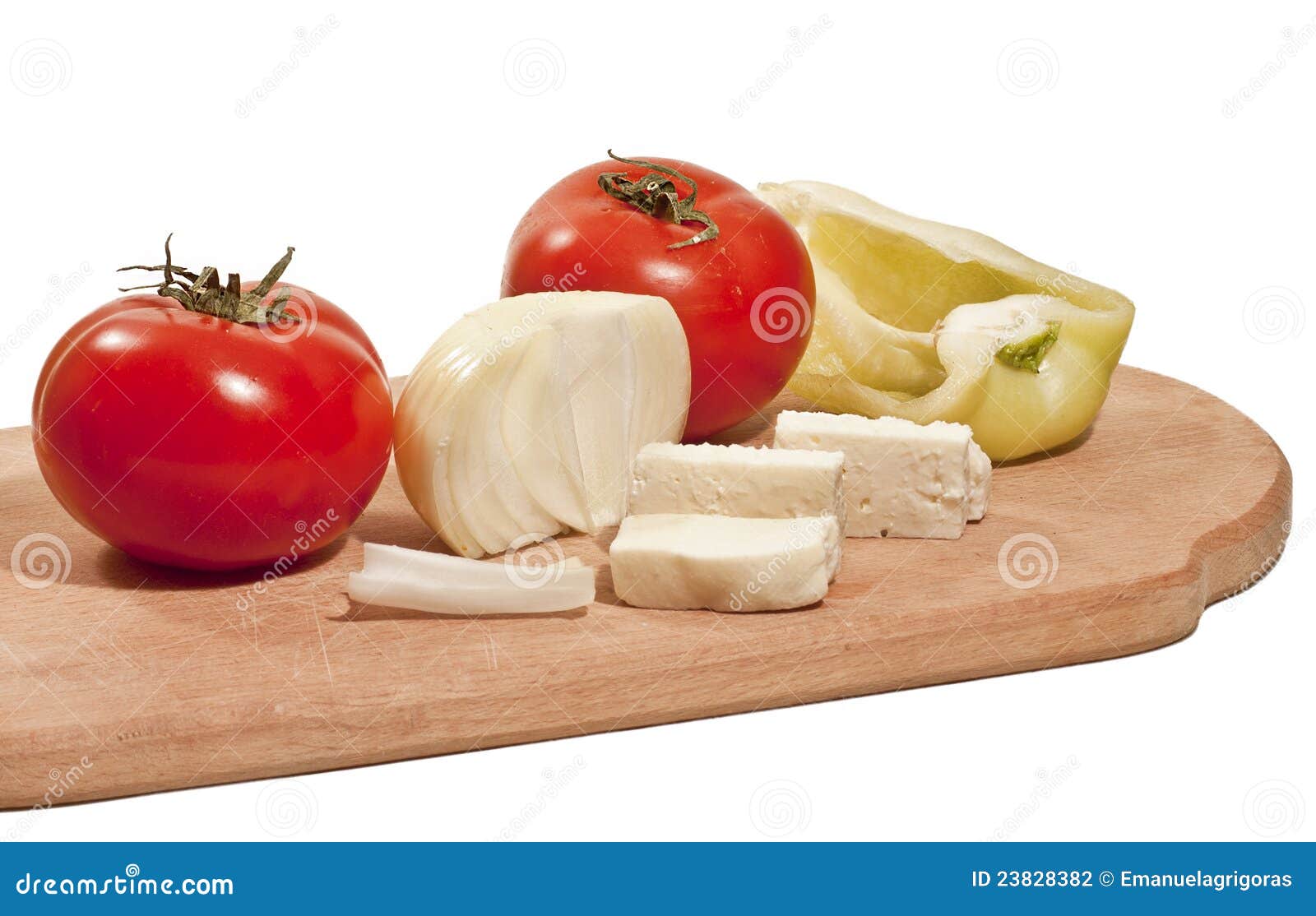 Vegetais com queijo. Legumes frescos com queijo na placa de desbastamento isolada no fundo branco