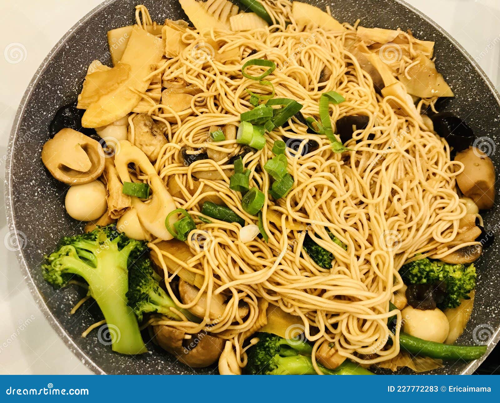 Vegetarische Bratnudeln Im Wok. Stockbild - Bild von essen, appetit ...