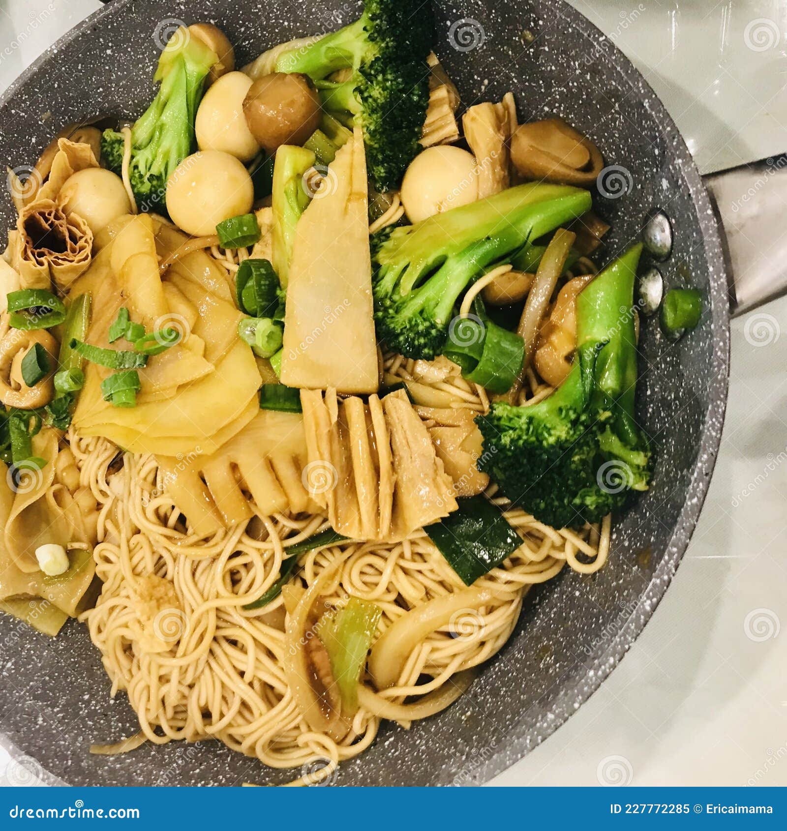 Vegetarische Bratnudeln Im Wok. Vierkantbild. Stockbild - Bild von ...