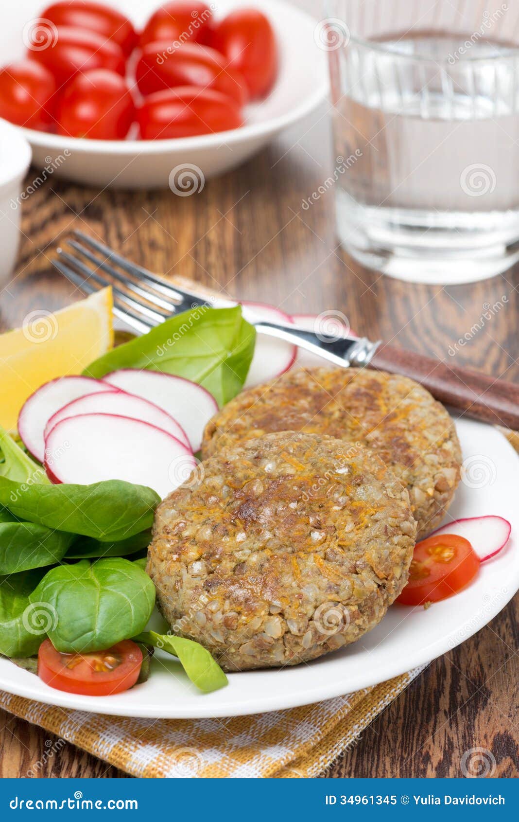 Vegetarische Burger Gemacht Von Den Linsen Und Von Buchweizen, Vertikal ...