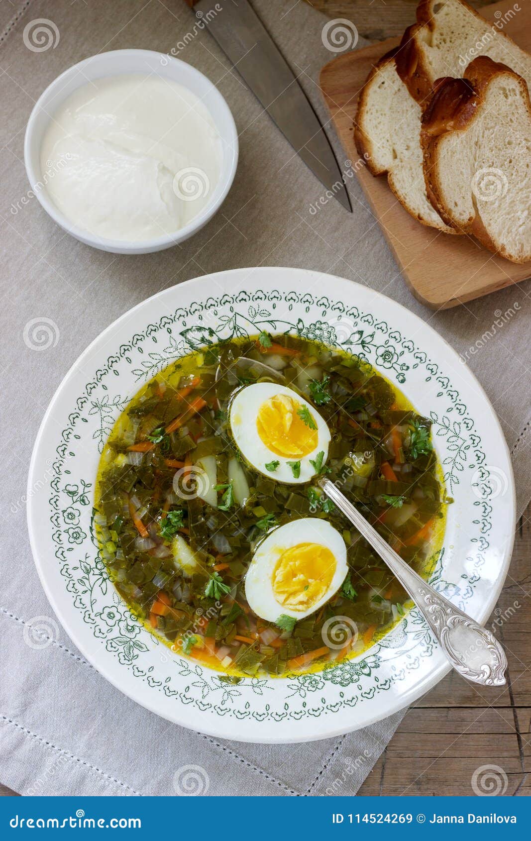 Vegetarische Sauerampfersuppe Mit Dem Ei, Gedient Mit Sauerrahm Und ...