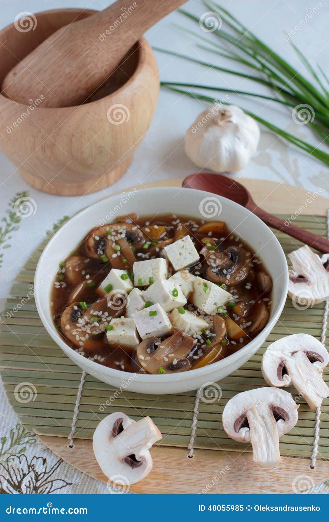 Vegetarisk soppa med tofuen och champinjoner på tabellen