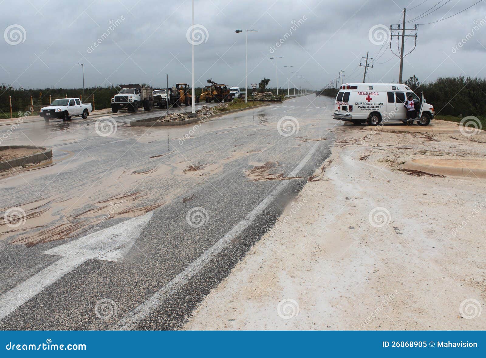 Vehículos de la emergencia en el huracán Ernesto de Mahahual. Vehículos de la emergencia que llegan en maya México de la costa de Mahahual con el maÌn tiempo restante de pasar el huracán Ernesto