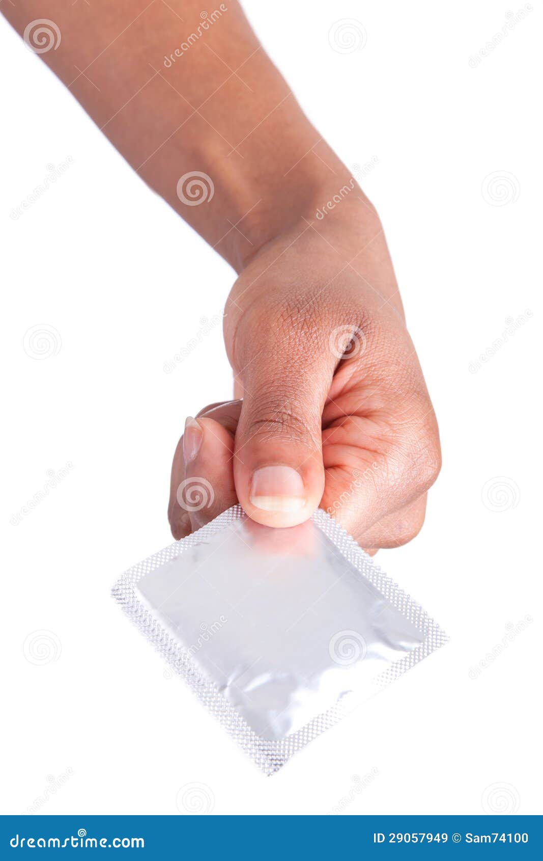 Veilig Geslachtsconcept Afrikaanse Vrouwenhand Met Condoom Stock