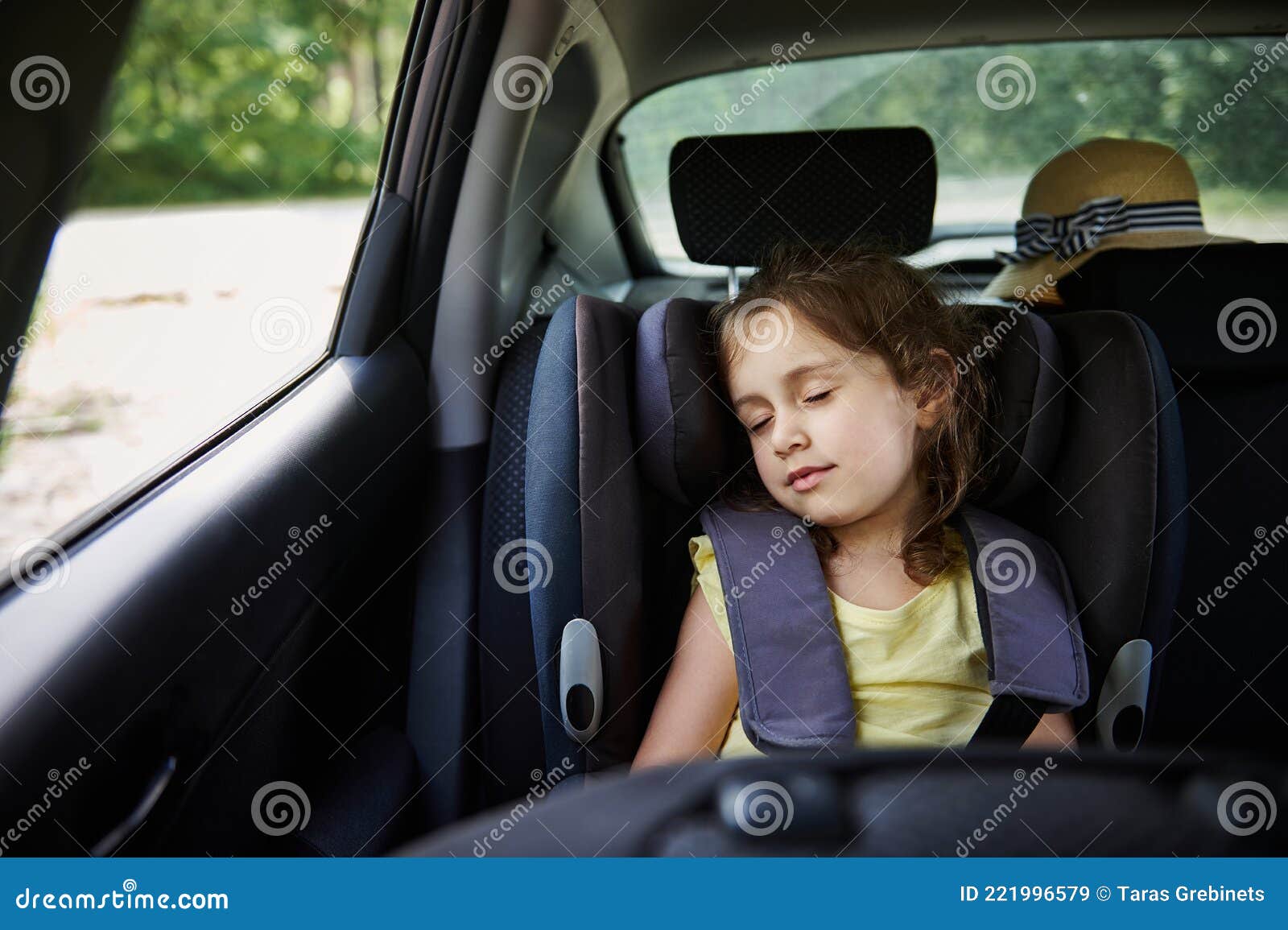 Veilig Verkeer Van Kinderen in De Auto. Klein Meisje Slaapt Een Boosterstoel De Auto. Kinderveiligheidsstoel Stock Afbeelding - Image of vastmaken: 221996579