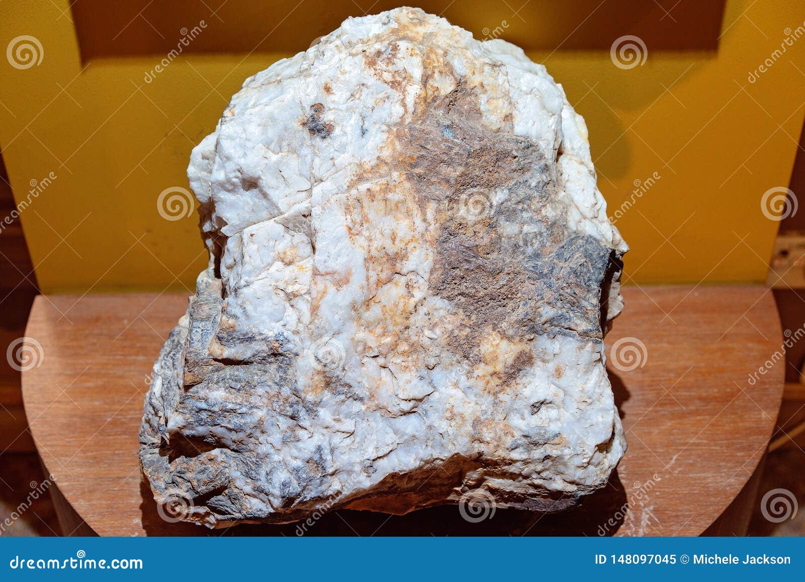 Veins of Gold in Quartz Rock Stock Image Image of mineral, crystals