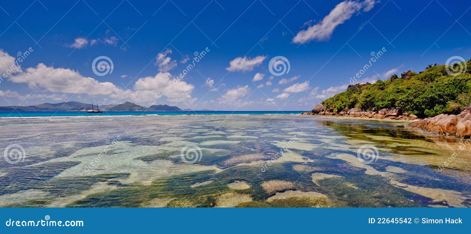 Veiw Van Praslin Van La Digue, Seychellen Stock Foto - Image of scènes ...