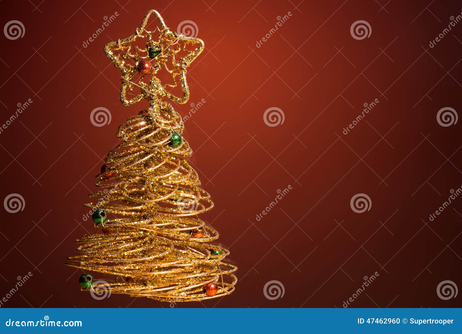 Vektorversion in meinem Portefeuille. Goldener funkelnder Weihnachtsbaum auf dunkelrotem Hintergrund