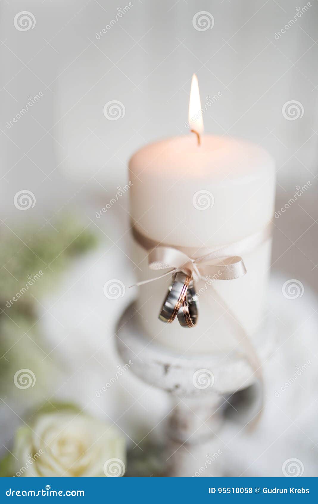Vela Ardiente Con Los Anillos De Bodas Foto de archivo - Imagen de luces,  libre: 95510058, image size:1068x1690