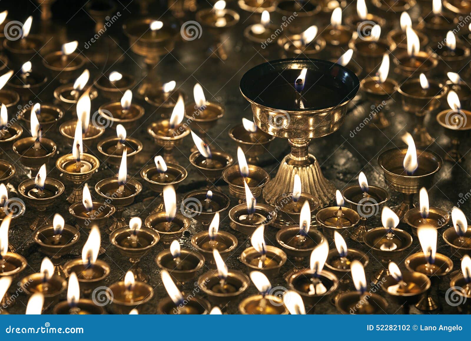 Velas ardentes no templo budista. Burning candles in Buddhist temple, Ulan baator Mongolia