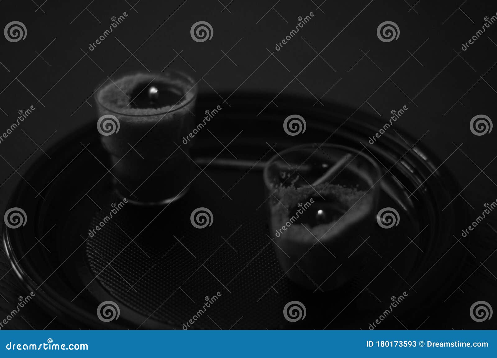 Velas en blanco y negro imagen de archivo. Imagen de oscuridad 180173593