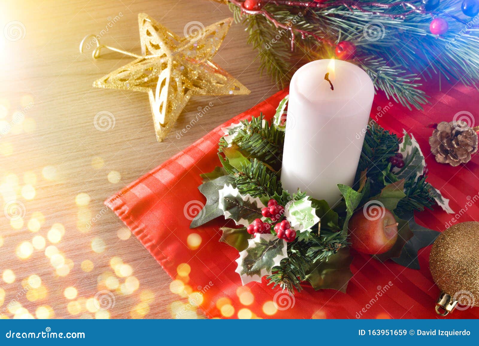 Velas En La Mesa De Navidad Con Arreglos Florales Con Luces Imagen de archivo - Imagen de resplandeciente, encendido: 163951659 Velas En La Mesa De Navidad Con Arreglos Florales Con Luces Imagen de archivo - Imagen de resplandeciente, encendido: 163951659