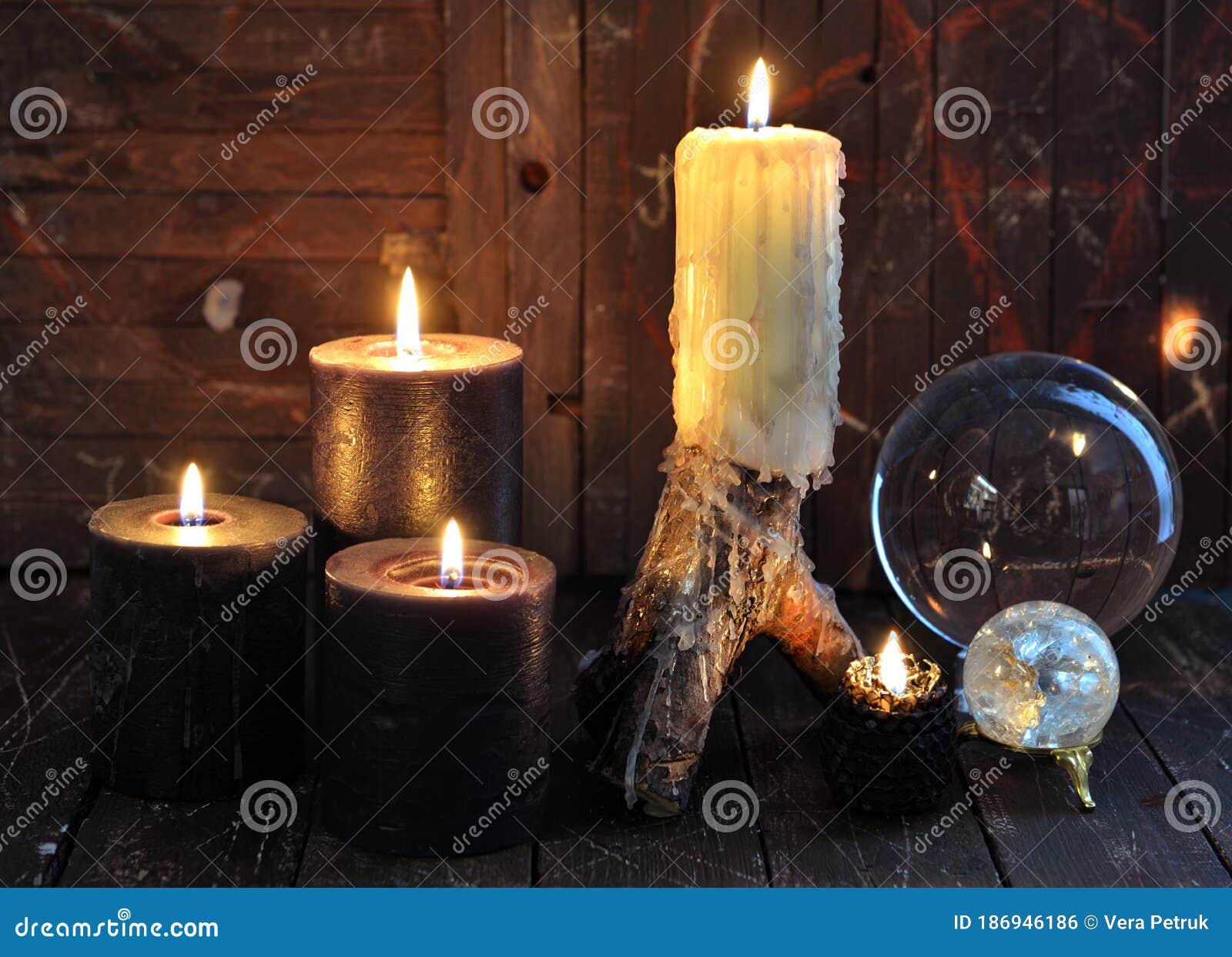 Velas negras, hierbas y flores contra la pared de madera en la mesa de  brujas. Esotérico, wicca y fondo oculto, narración de la fortuna y ritual  de adivinación, mys Fotografía de stock 