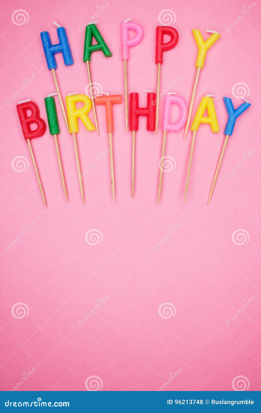 Velas Letra-dadas Forma Do Feliz Aniversario Foto de Stock - Imagem de
