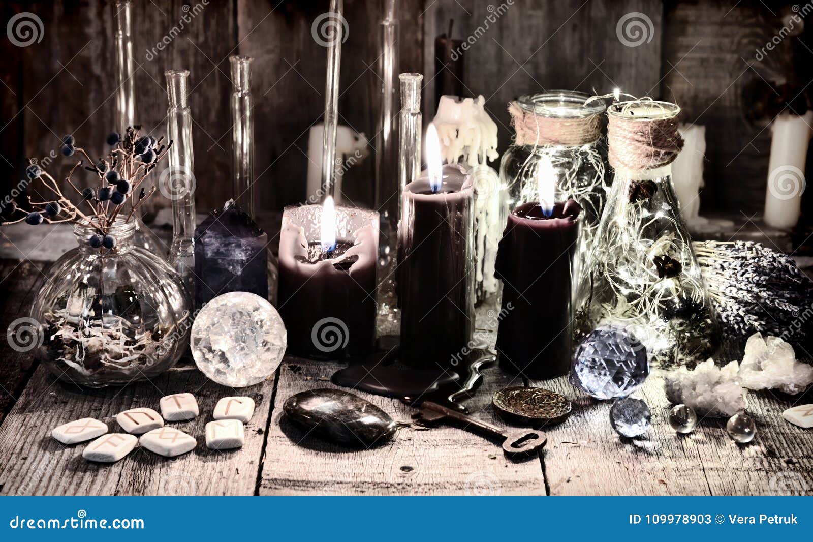 Velas Negras Con Las Runas, Los Cristales, Las Hierbas Curativas Y Los  Objetos Rituales Imagen de archivo - Imagen de antiguo, paranormal:  109382553