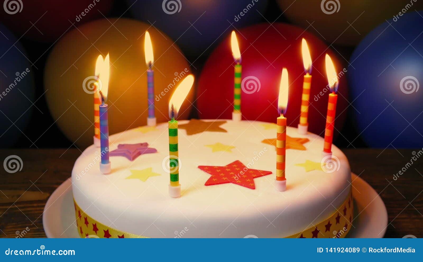 Entre Nós, Personagem De Jogos Teme Bolo De Aniversário Com Velas Queimadas  Imagem de Stock Editorial - Imagem de centenas, cozido: 221924204