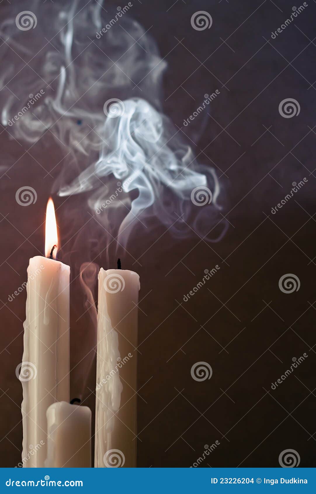 Почему погасла свеча. Свечи дымятся. Погасшая свеча. Сгоревшая свеча. Дымящая свеча.