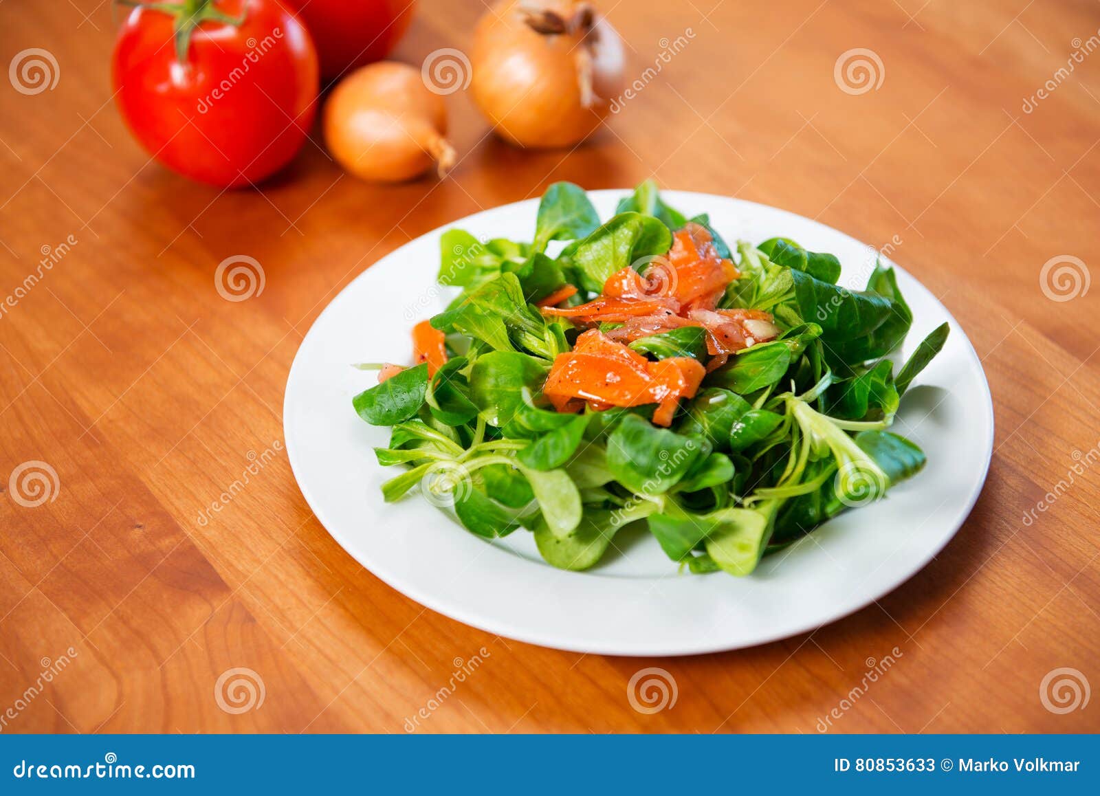 Veldsla Met Wortel, Tomaat En Ui Stock Afbeelding Image of diner