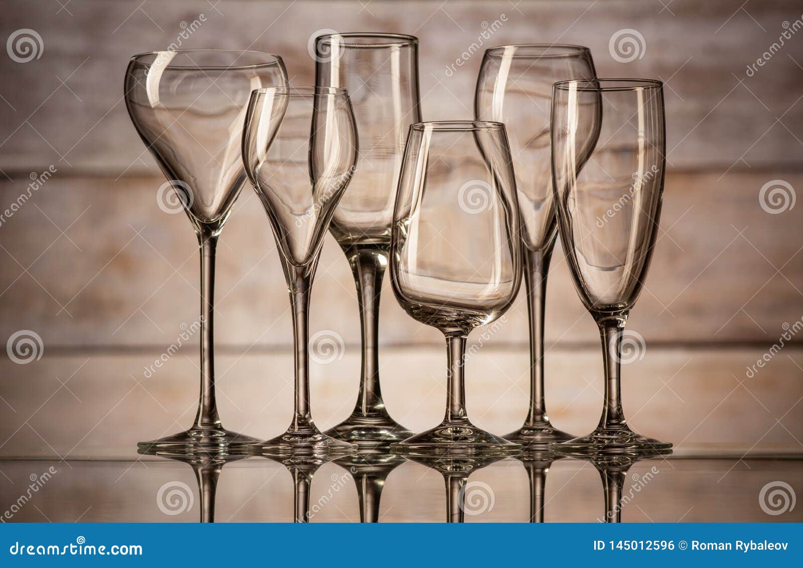 Romanschrijver Maakte zich klaar Slechte factor Vele Glazen Van Verschillende Vormen Stock Foto - Image of glas, keuken:  145012596