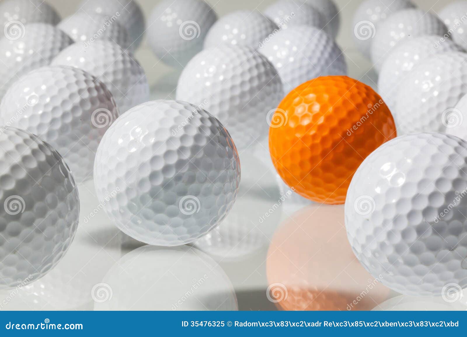 Vele Golfballen Op Een Glaslijst Stock Afbeelding Image of voorwerpen
