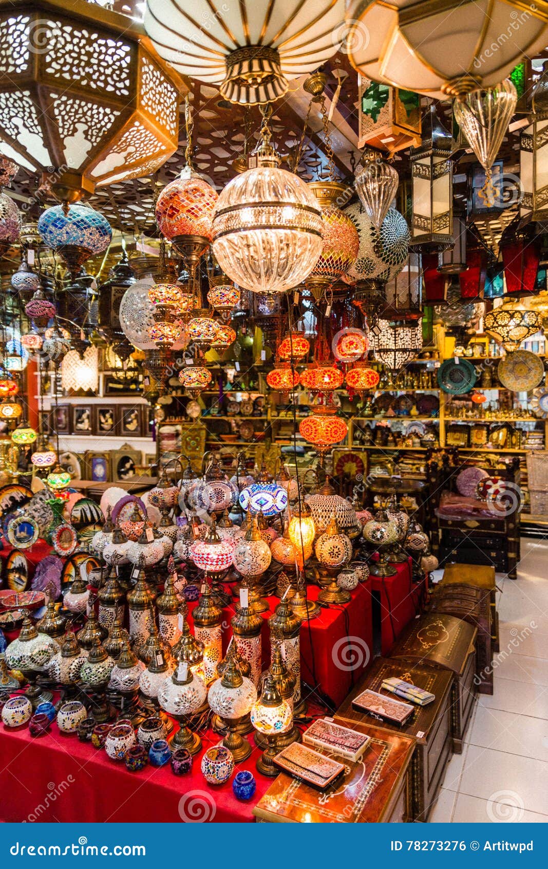 Vele Lampen Voor Verkopen in De Lampkleinhandel in Souk, Doubai Stock Foto  - Image of metaal, bazaar: 78273276