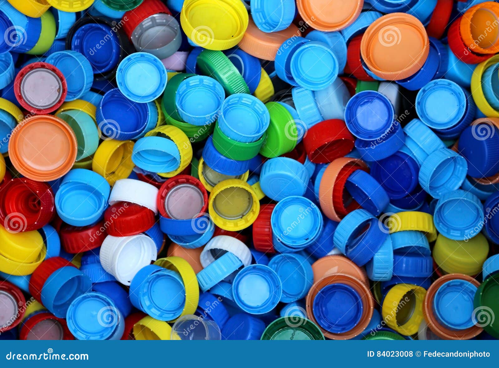 Vele Plastic Kappen Voor Het Recycling Van Het Materiaal En Niet Pollut Stock Foto - Image of verontreinigd, overvloed: