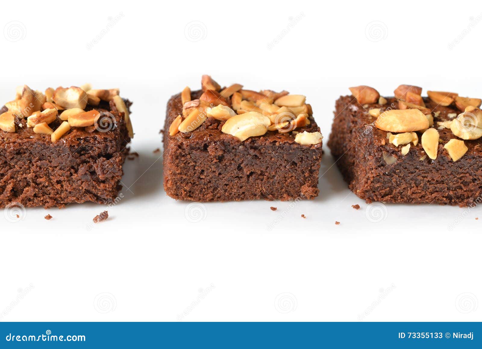 Vele stukken van geïsoleerde brownie -. Vele stukken van brownie op witte geïsoleerde achtergrond -