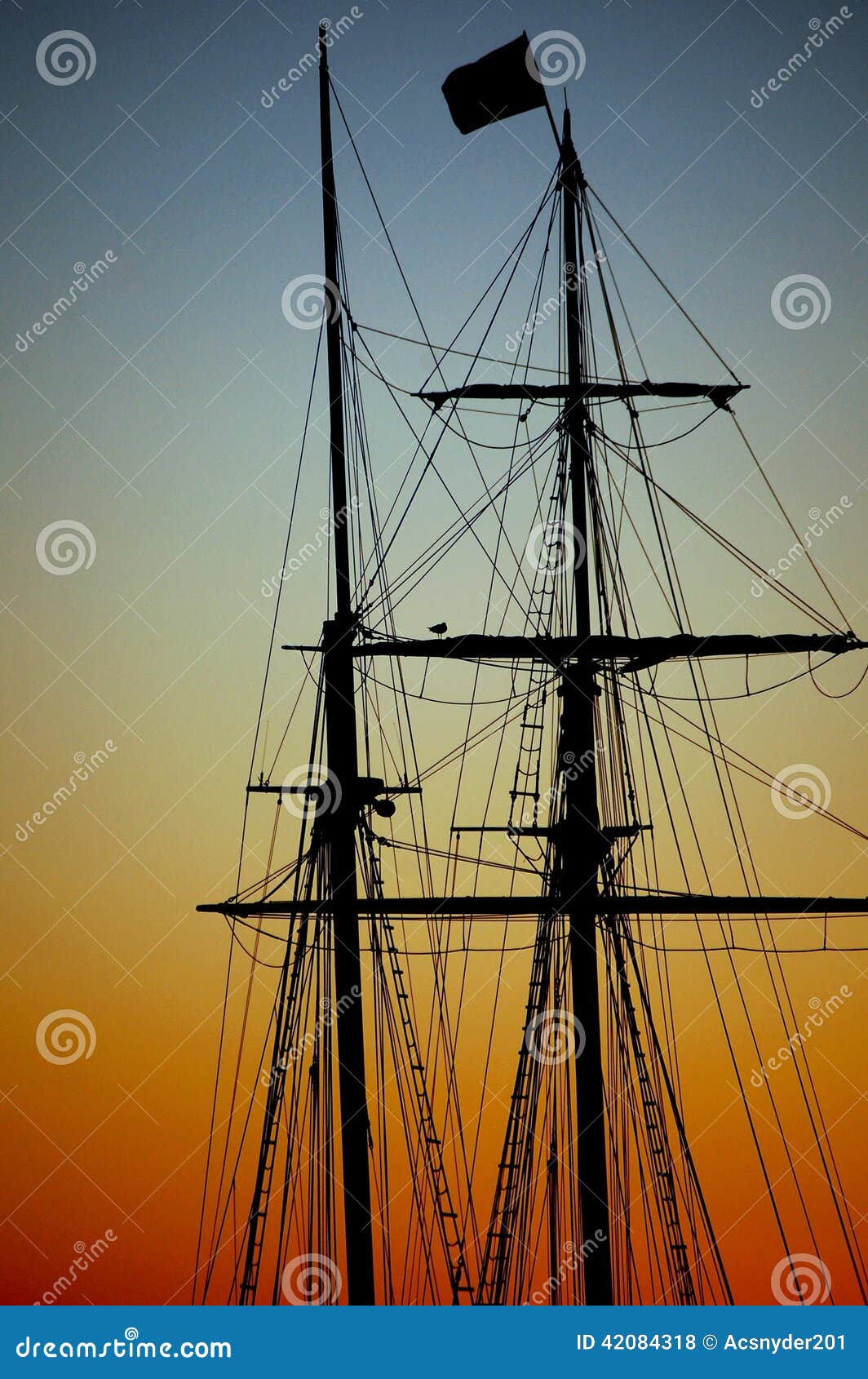Silhueta do mastro de um veleiro no por do sol