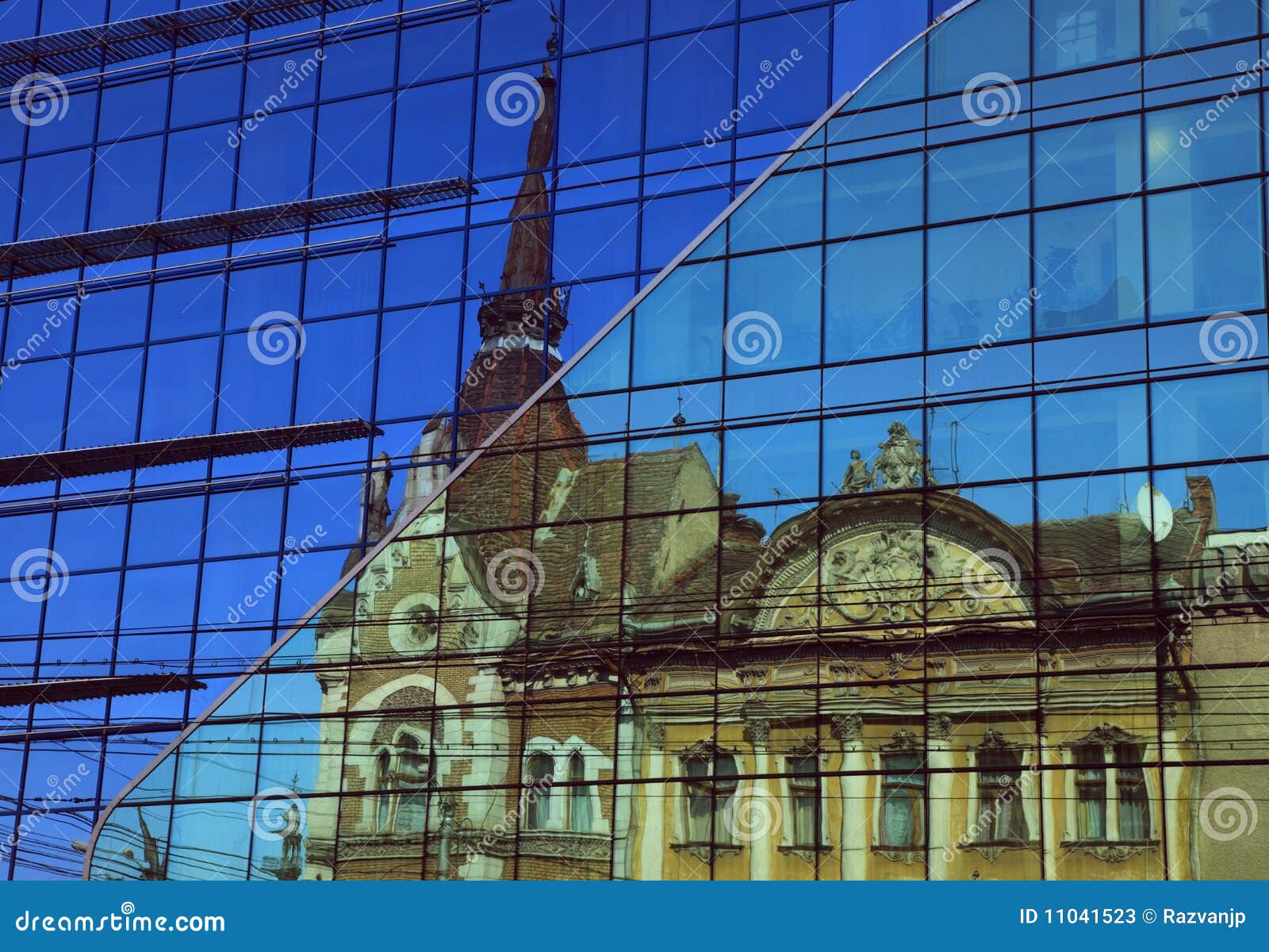 Velho &amp; novo. Reflexão de um edifício velho em um indicador azul moderno. Posição: Cluj Napoca, Romania.