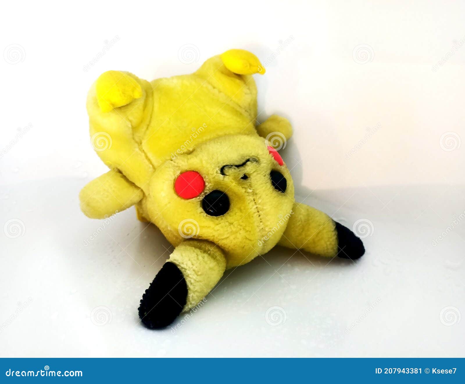 Velho Brinquedo Molhado Sujo. Lavando Um Velho Brinquedo De Pelúcia. Pikachu  Pobre Foto Editorial - Imagem de ficcional, preto: 207943381