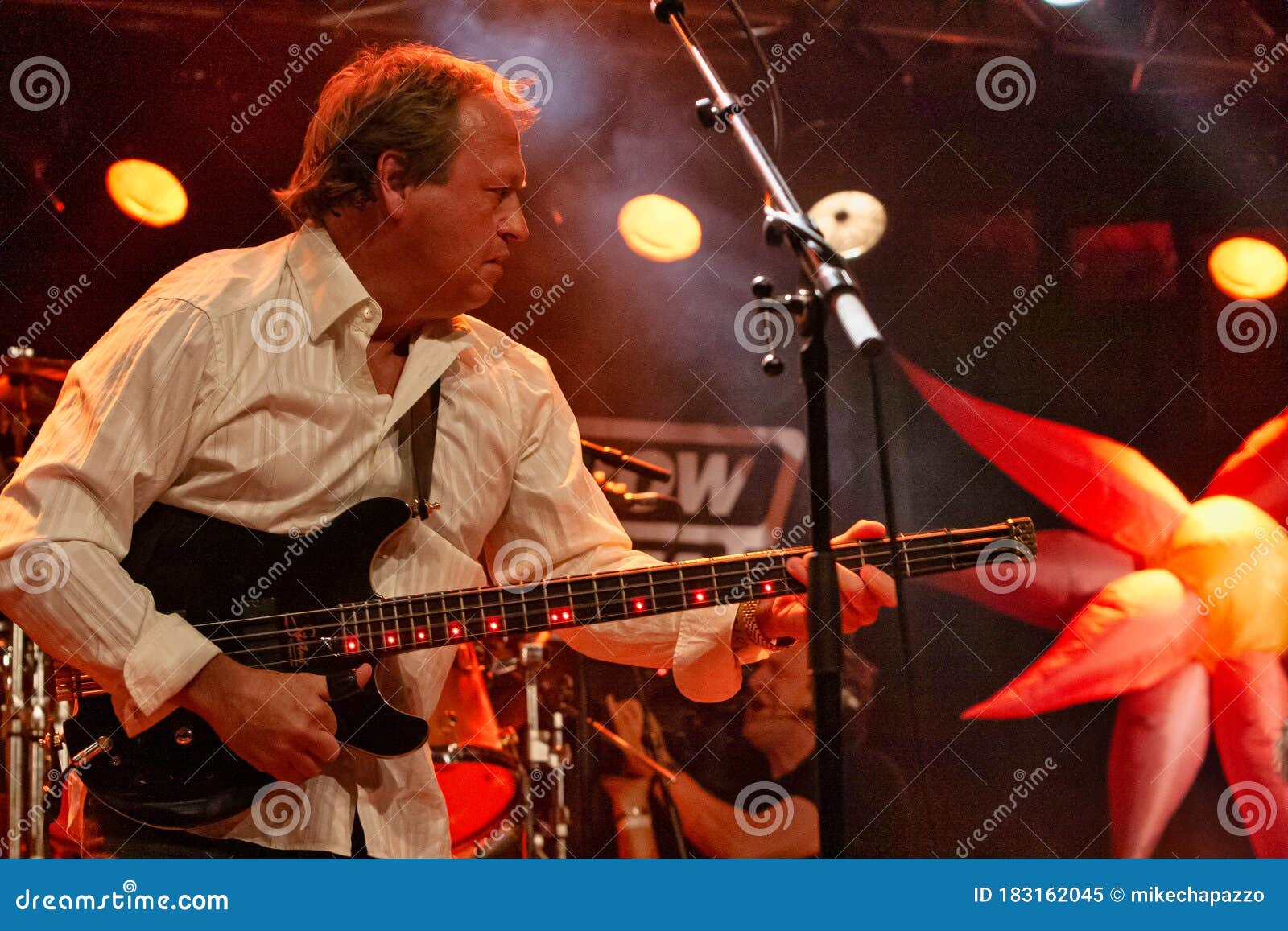 Músico de rock toca música no palco guitarrista roqueiro se