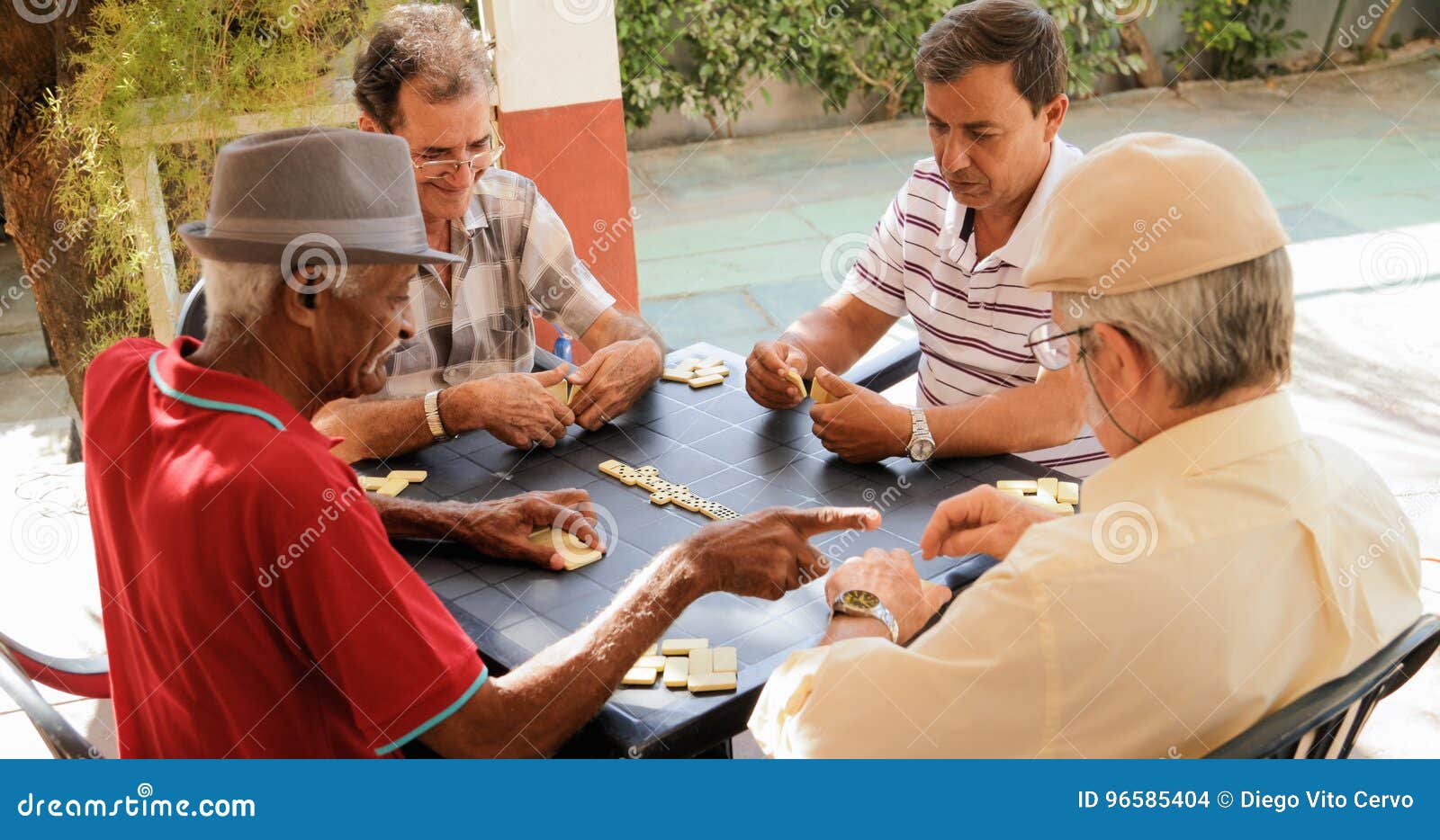 Grupo de pessoas jogando dominó, Foto Premium em 2023