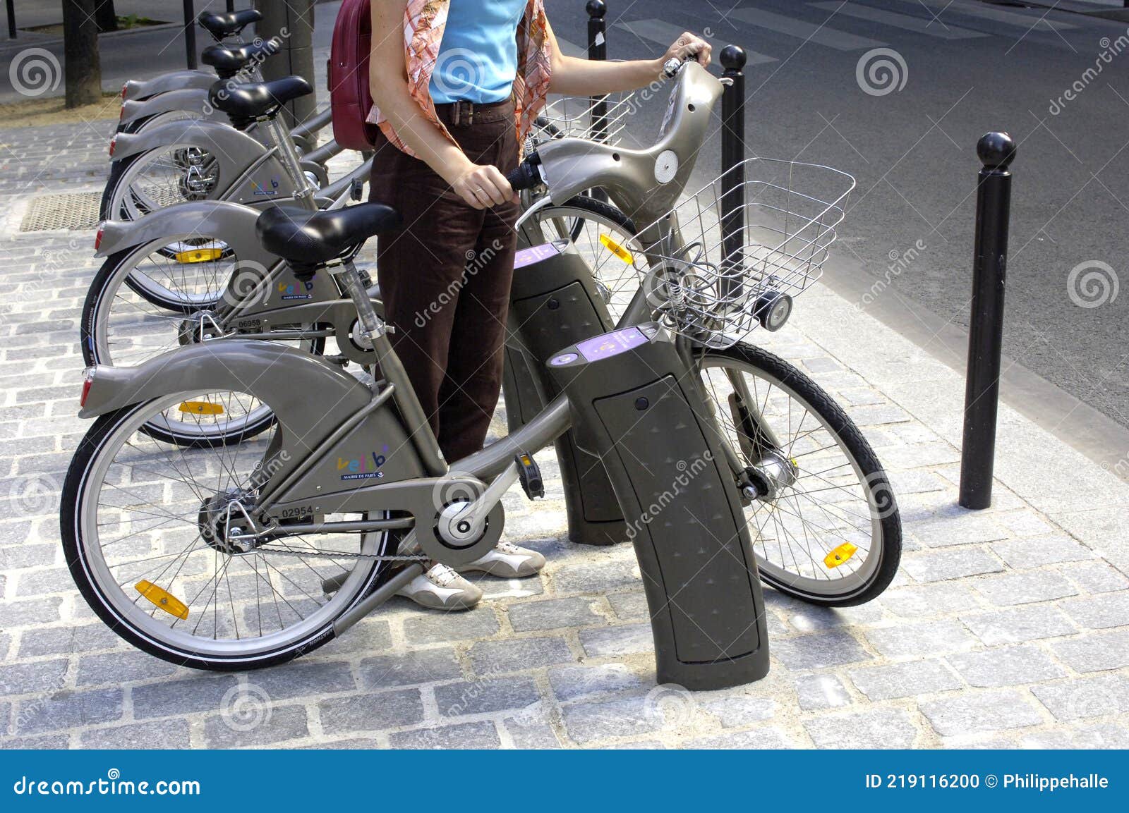 Velib στο παρίσι δημόσια ενοικίαση ποδηλάτων Εκδοτική εικόνα - εικόνα από  bicuspids: 219116200