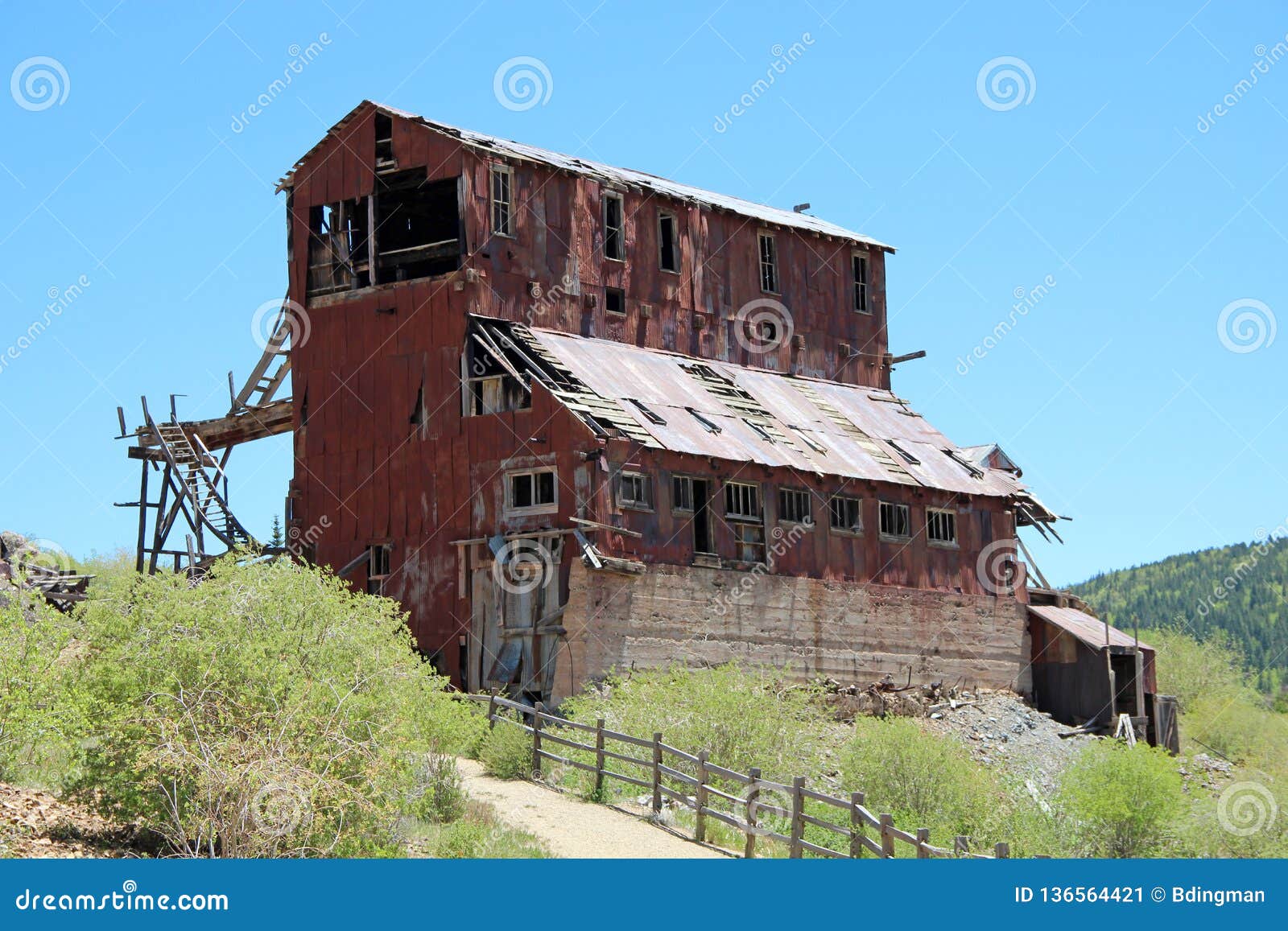 Vencedor, CO - cidade das minas - fuga do vale do Vindicator. Uma ‘das fugas do ouro ‘perto da cidade do vencedor, fuga do vale do Vindicator é uma fuga interpretativo que o tome após muitas minas de ouro dos 1890s Os sinais ao longo da fuga fornecem a informação sobre as minas e os povos que viveram aqui Construções históricas numerosas e vistas de montanhas de Sangre de Cristo ao sul para fazer a isto uma grande opção de caminhada na área da angra do aleijado de Colorado