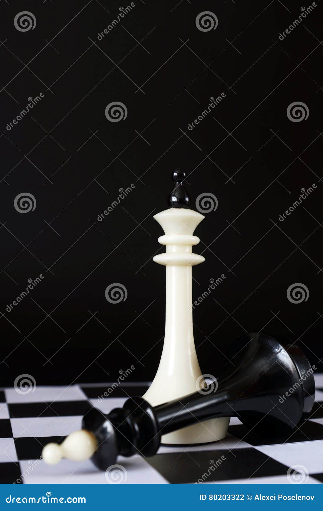 Imagem desfocada do peão de derrota da rainha do xadrez com o texto um  vencedor é um sonhador que nunca desiste