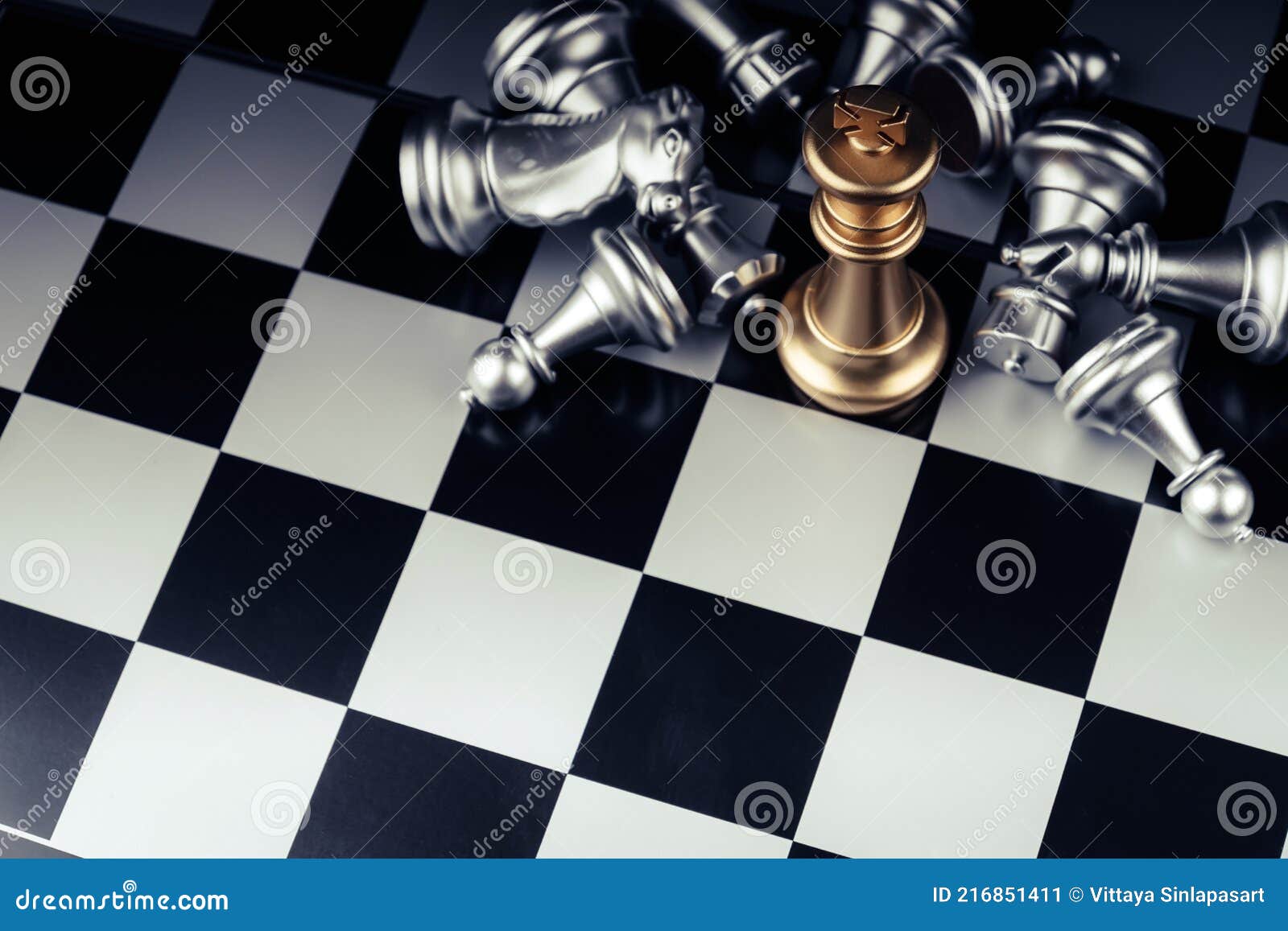 mulher de negócios jogar xadrez para o sucesso. líder usa jogo de
